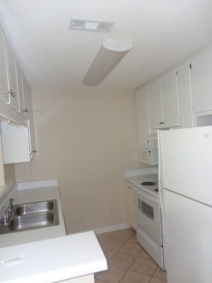 137 137 Commons Drive - Photo 3 of 11