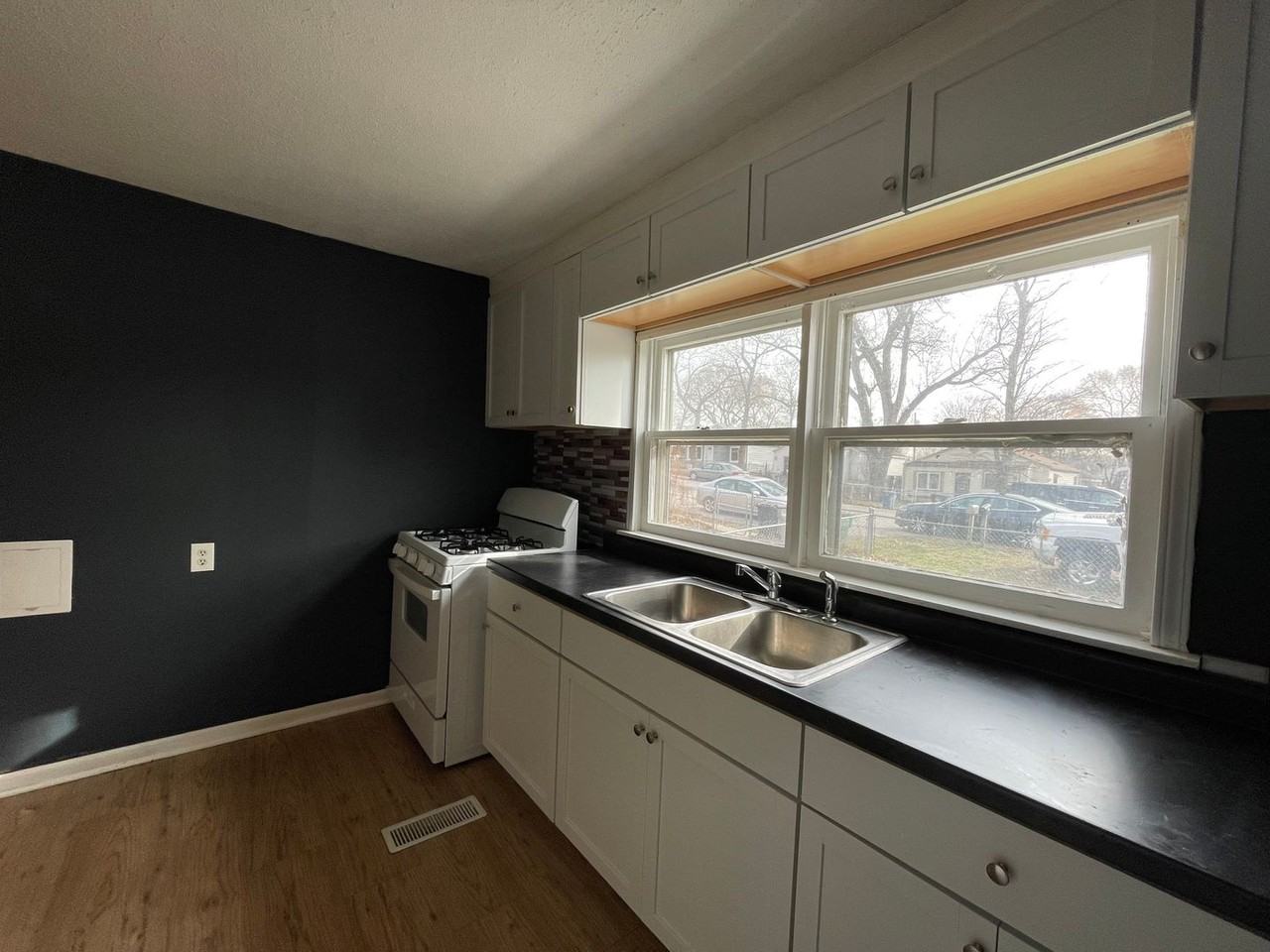 3642 Wisconsin St - Photo 4 of 9