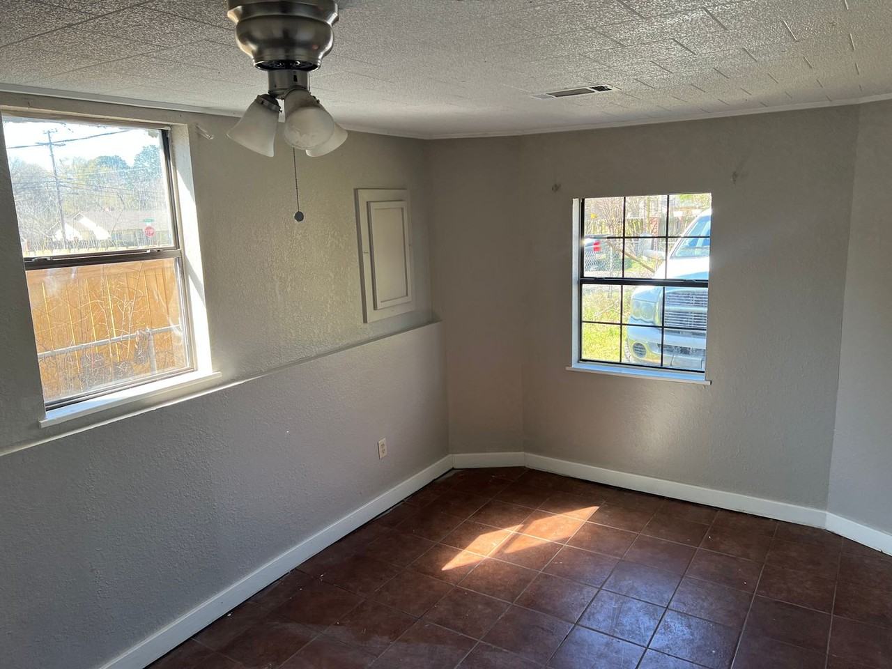 1704 S Hutchings Blvd - Photo 3 of 15