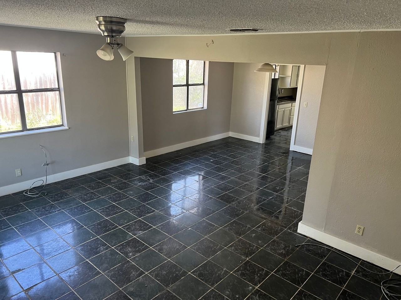 1704 S Hutchings Blvd - Photo 4 of 15
