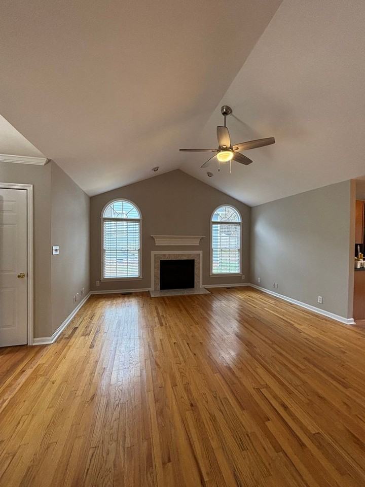 924 Amersham Ln - Photo 3 of 14