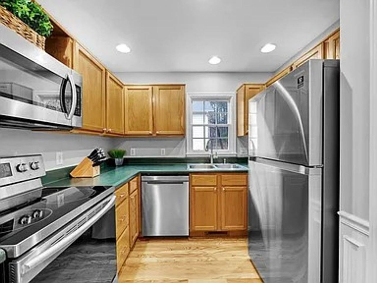 924 Amersham Ln - Photo 5 of 14