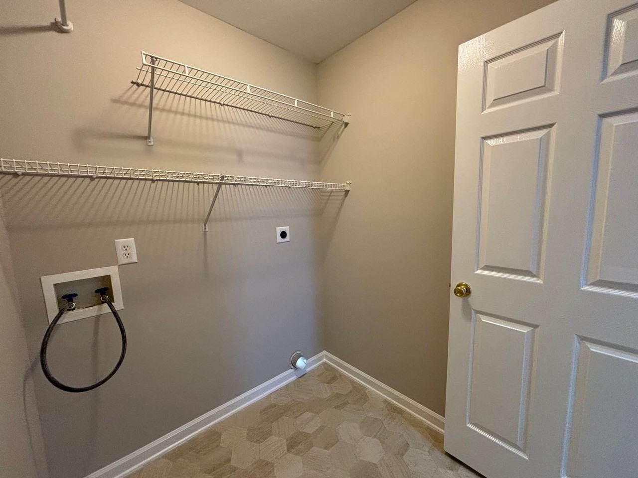 924 Amersham Ln - Photo 6 of 14