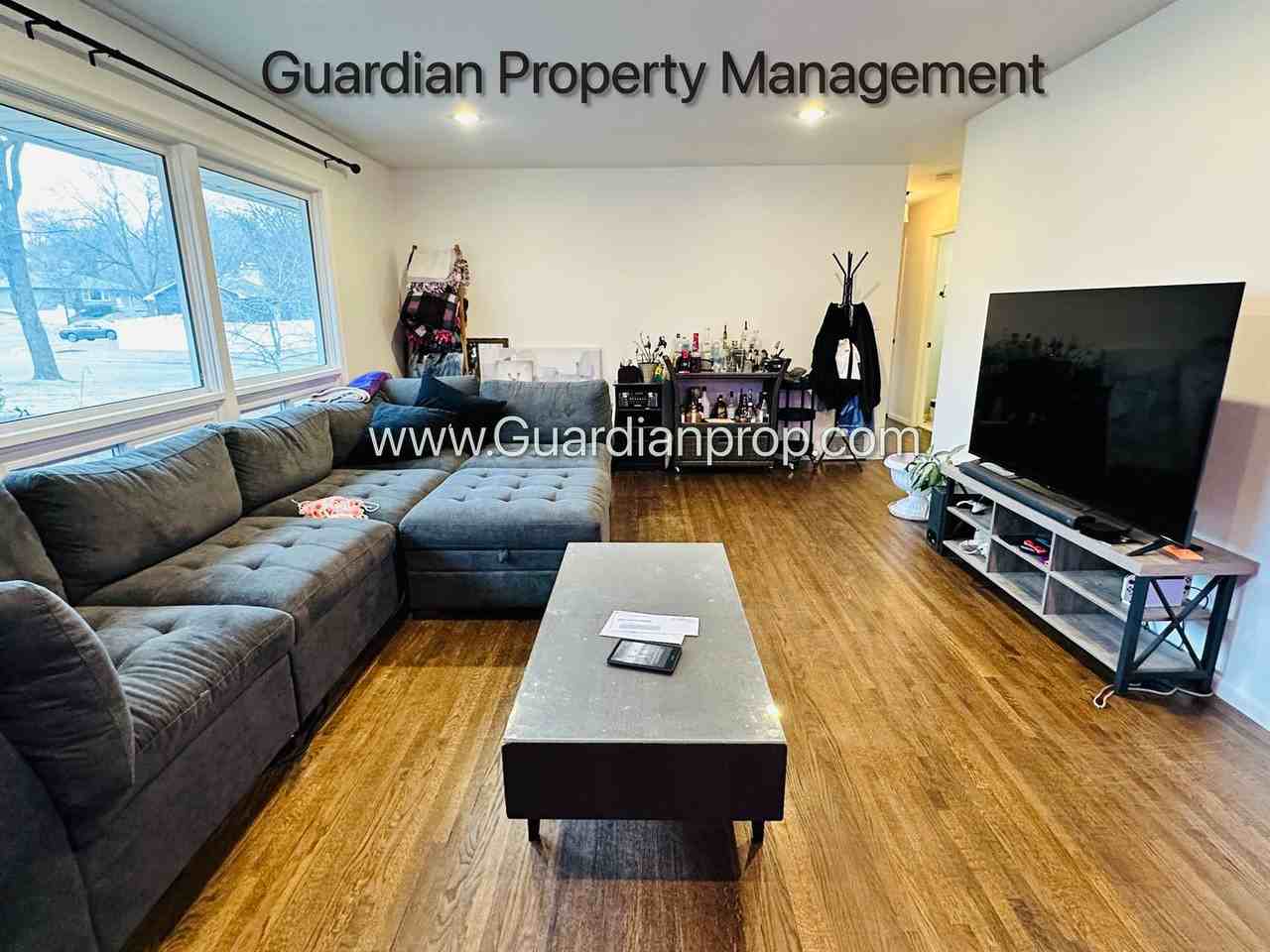 1430 Hillsboro Ave S - Photo 3 of 16