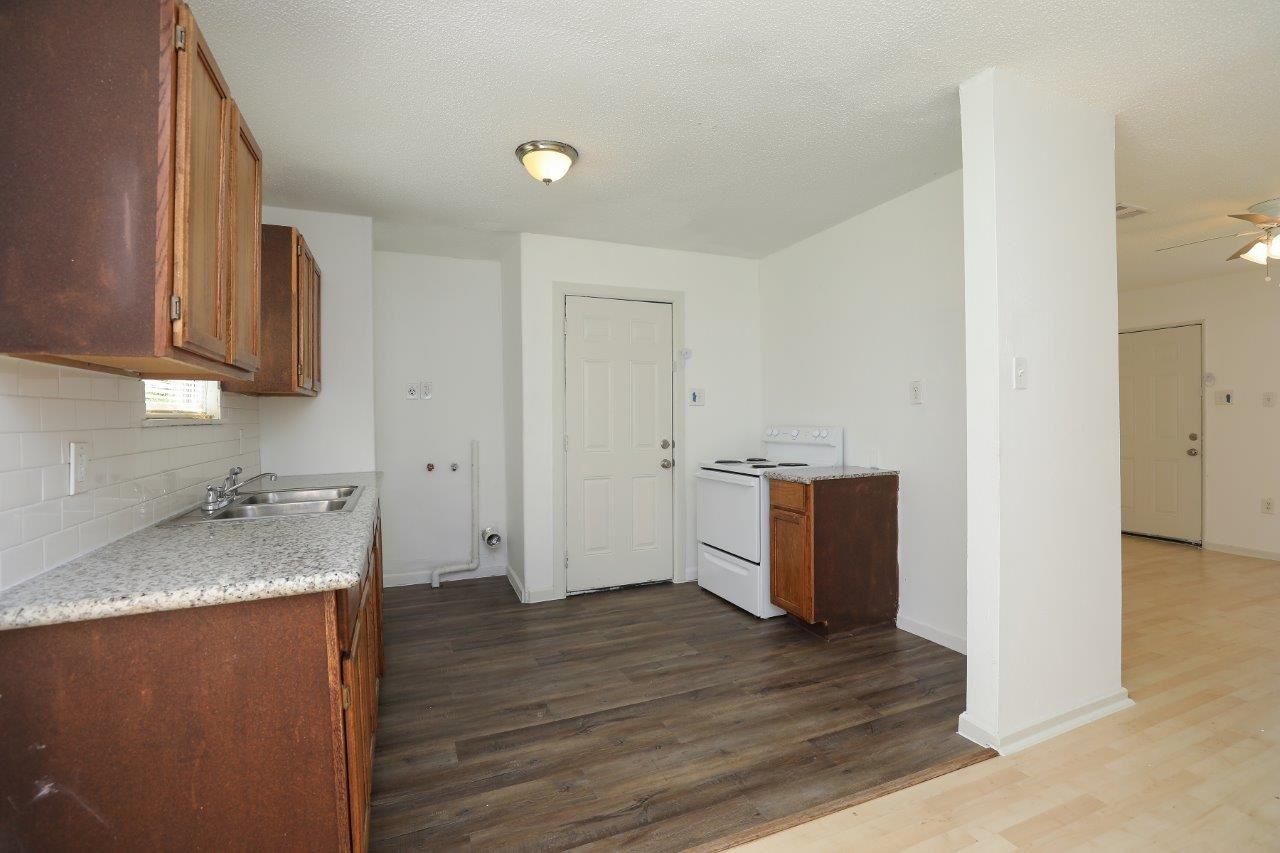 5418 Myrtlewood St - Photo 5 of 19
