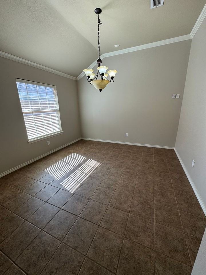 10202 Hope Ave - Photo 3 of 12