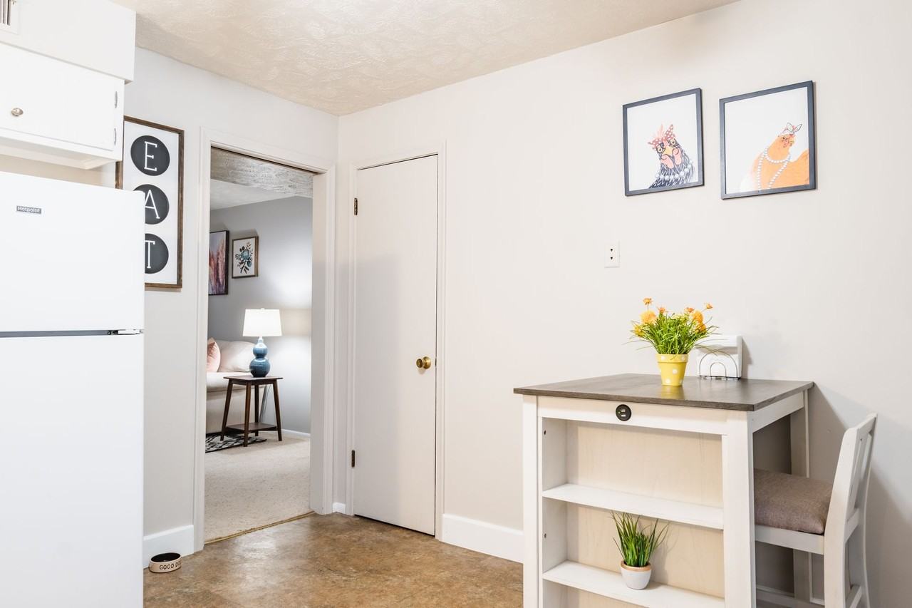 The Colonial Apartments - Photo 4 of 20