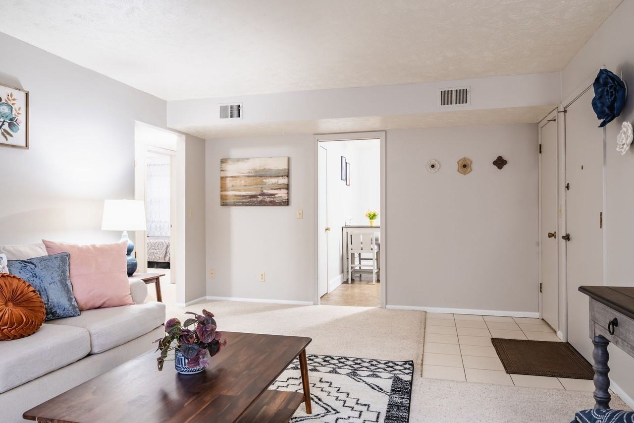 The Colonial Apartments - Photo 5 of 20