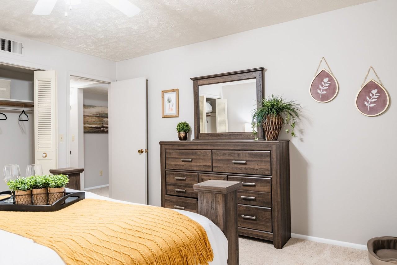 The Colonial Apartments - Photo 7 of 20