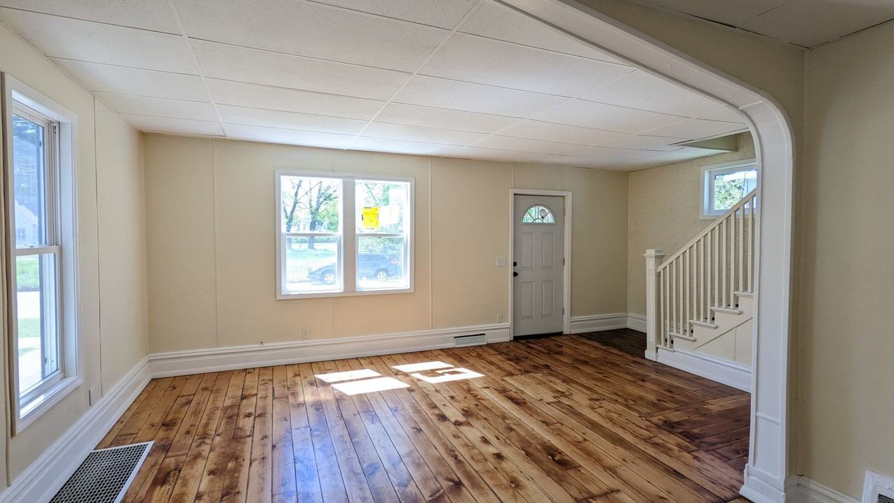 384 Iona Ave - Photo 2 of 9