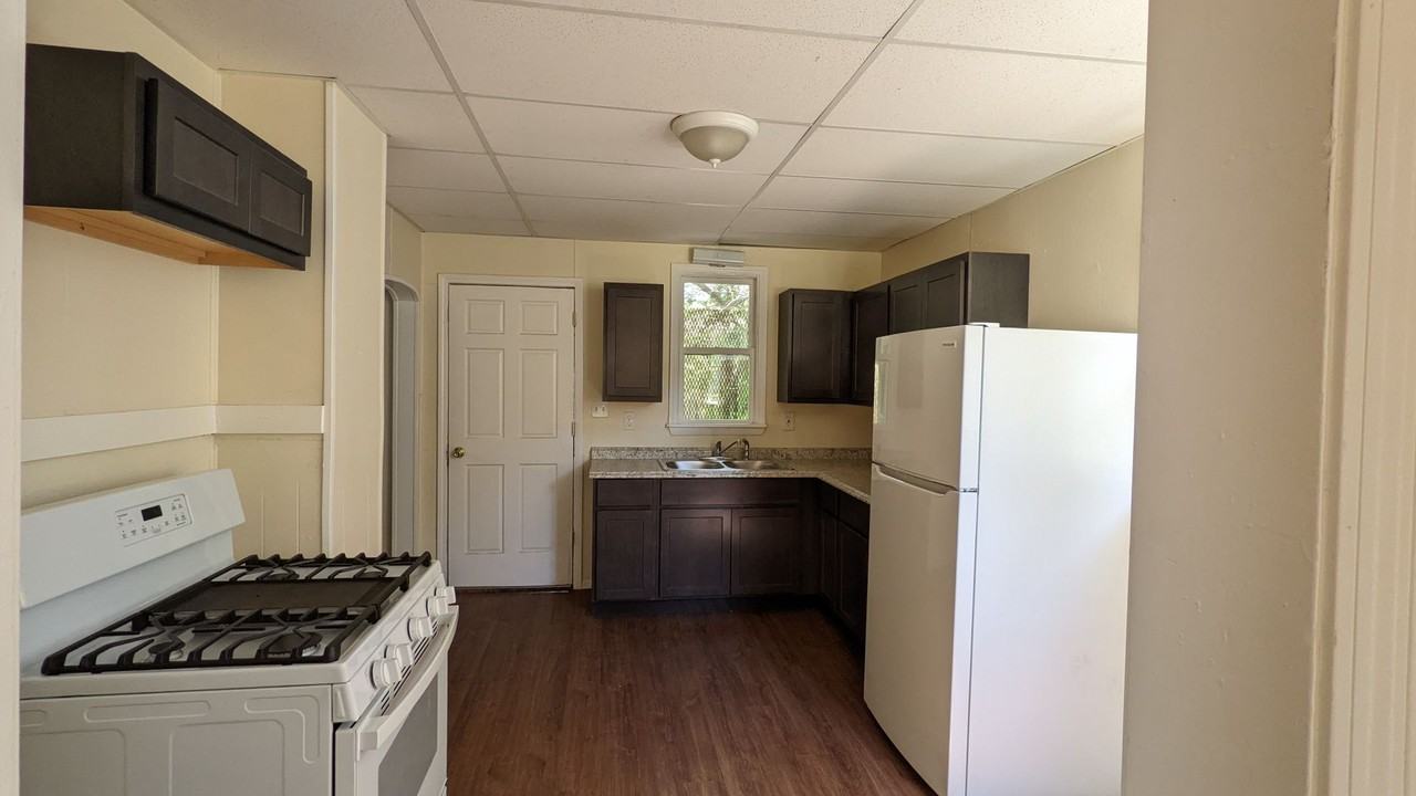 384 Iona Ave - Photo 4 of 9
