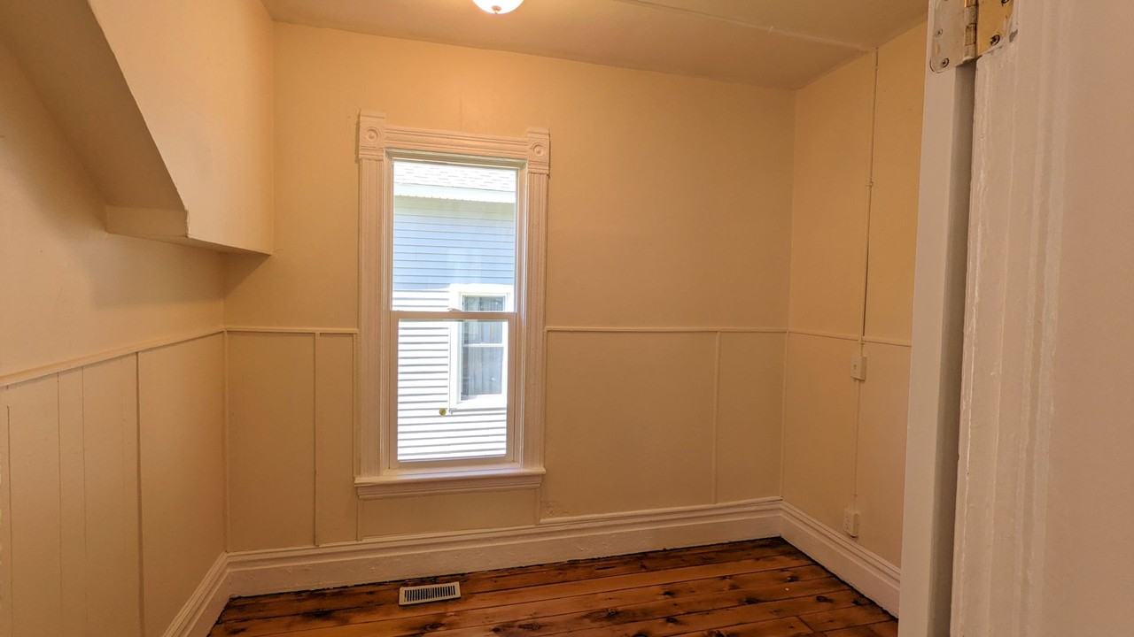 384 Iona Ave - Photo 5 of 9