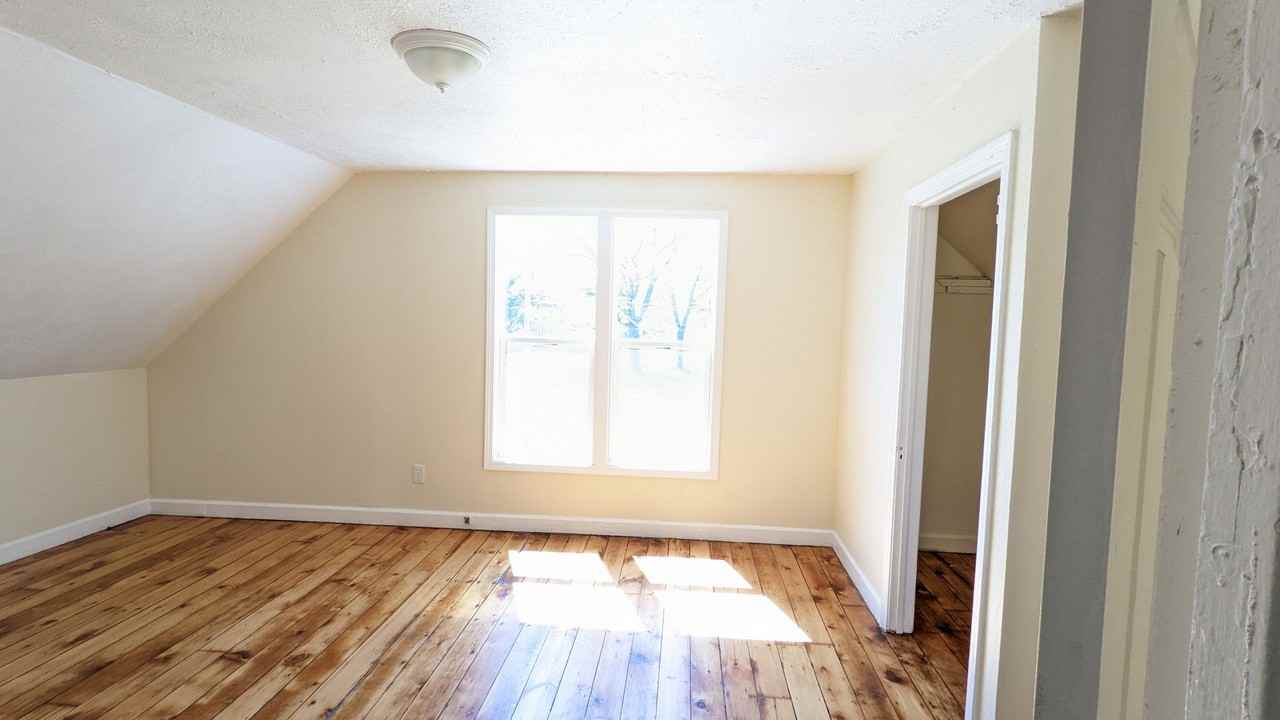 384 Iona Ave - Photo 6 of 9