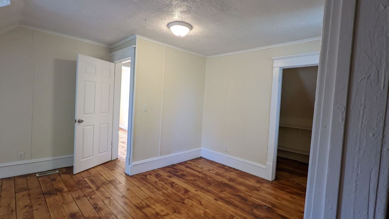 384 Iona Ave - Photo 7 of 9