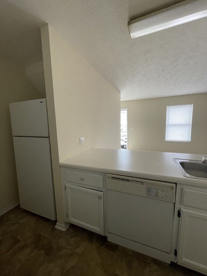 640 W Stevens St - Photo 3 of 10