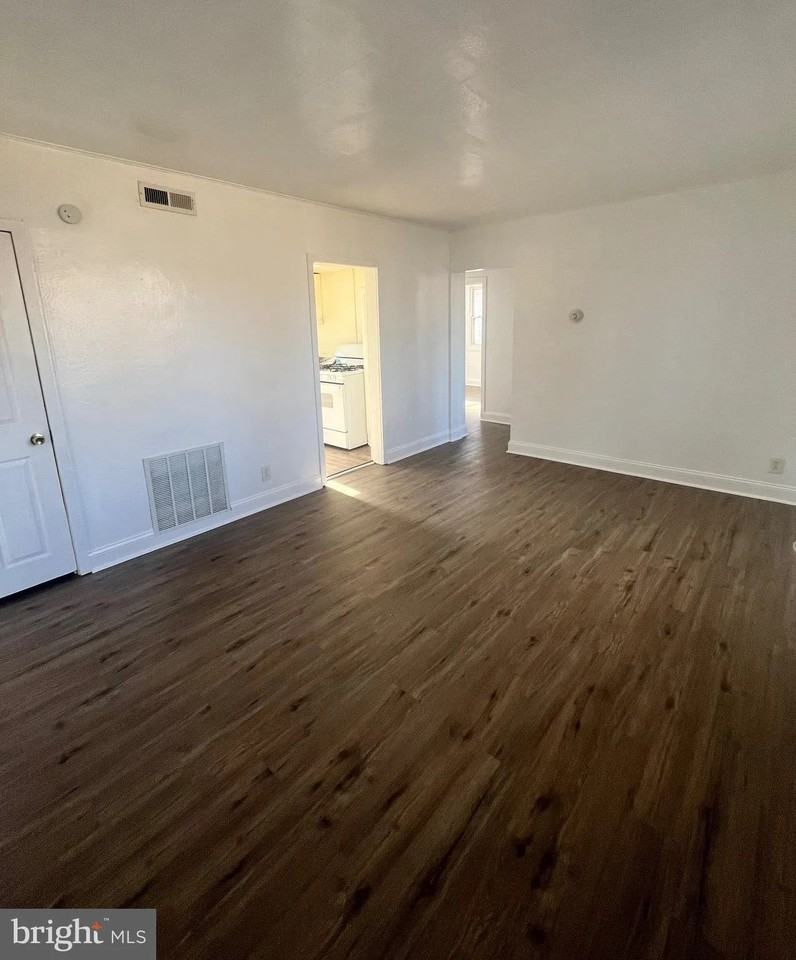 409 Trenton Ct #NA - Photo 2 of 7
