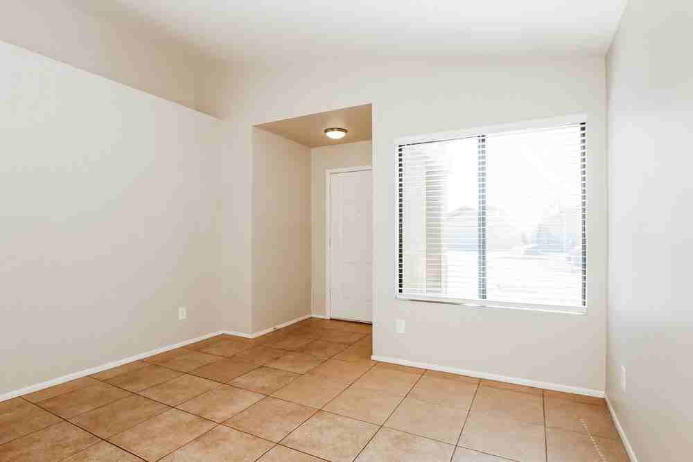 8614 W Mariposa Dr - Photo 4 of 16