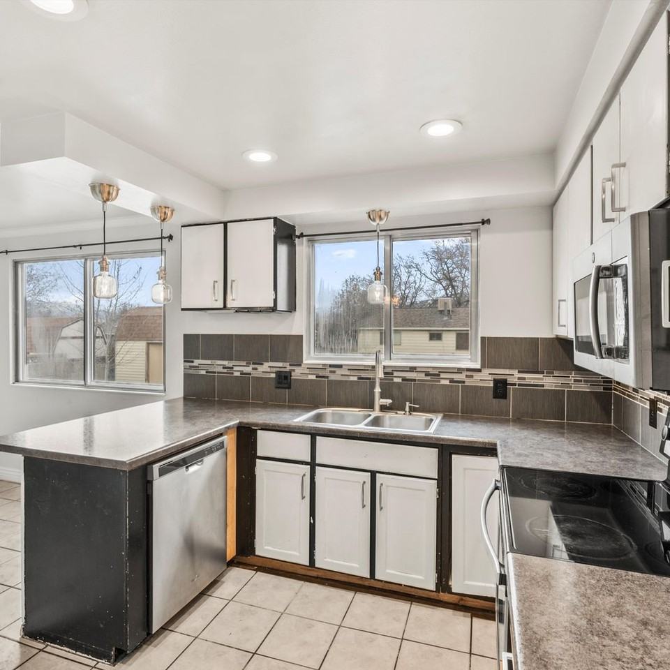 5351 S 3325 W - Photo 4 of 18