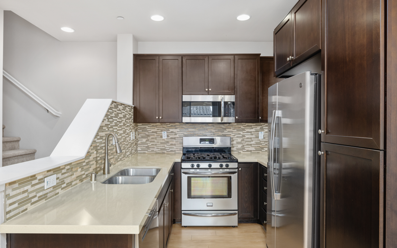 Costa Pointe Luxury 3 - Photo 2 of 10