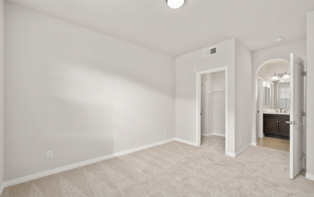 Costa Pointe Luxury 3 - Photo 5 of 10