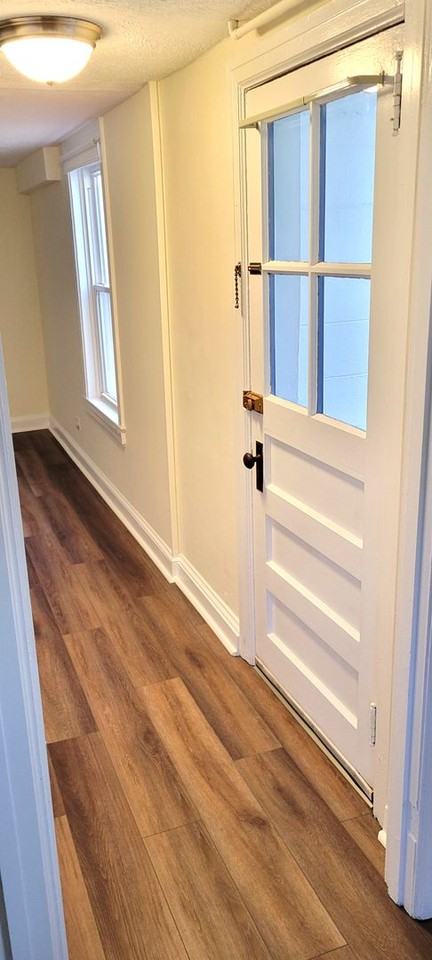 1005B Montrose Ave - Photo 2 of 26