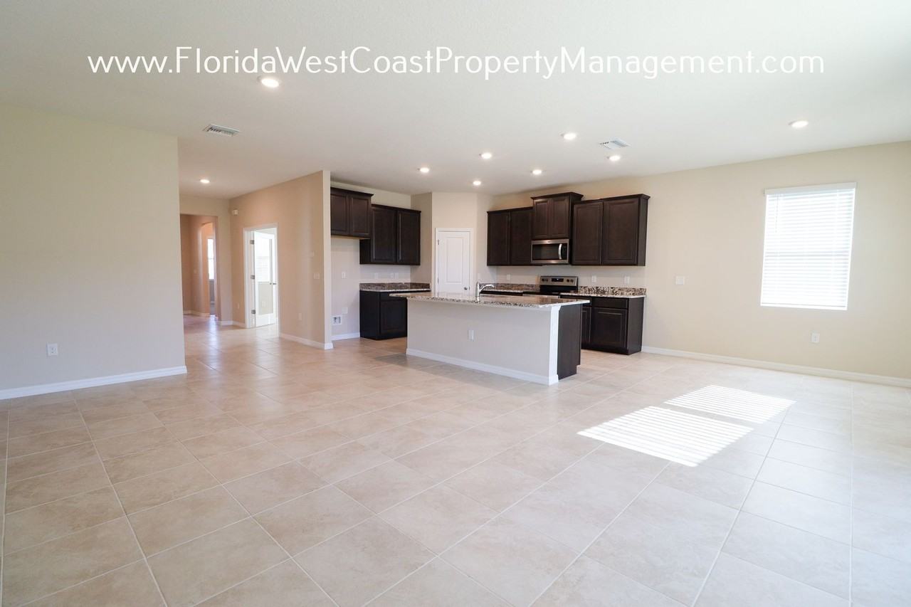 16465 Woodside Gln - Photo 4 of 22