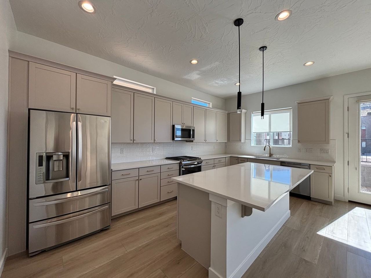 901 S Walker Way - Photo 2 of 50