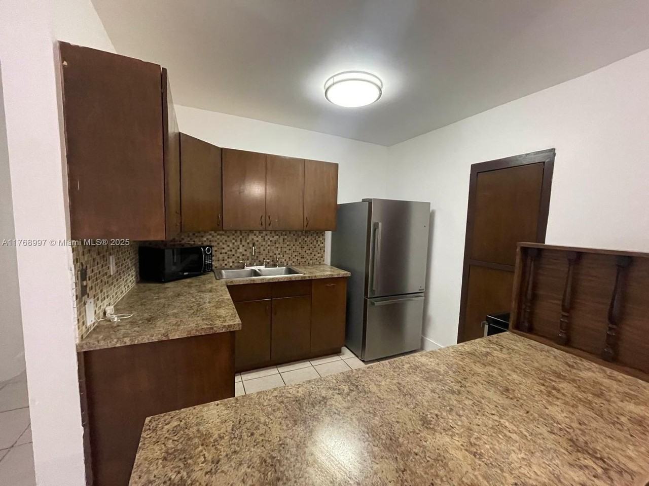 1011 Avenue F - Photo 3 of 18