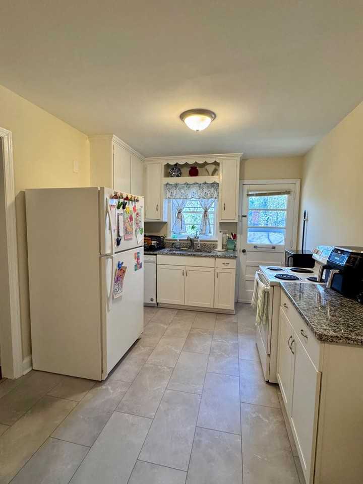 907 Dawes St - Photo 4 of 8