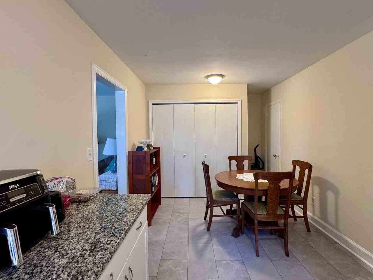 907 Dawes St - Photo 5 of 8