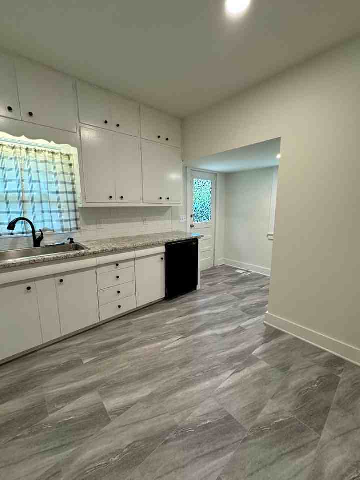 1605 Debow St - Photo 2 of 15