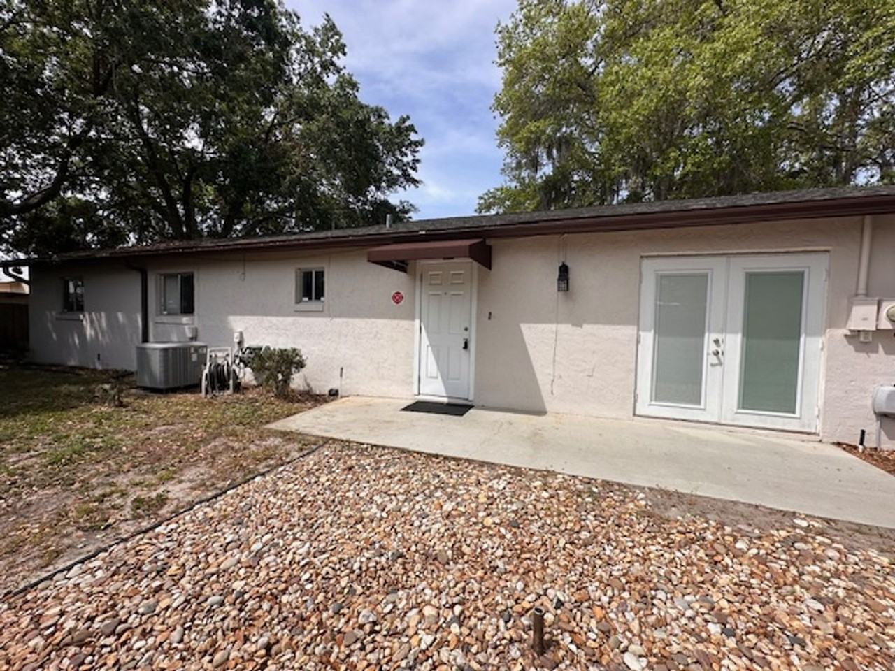 542 E Caroline St - Photo 2 of 11