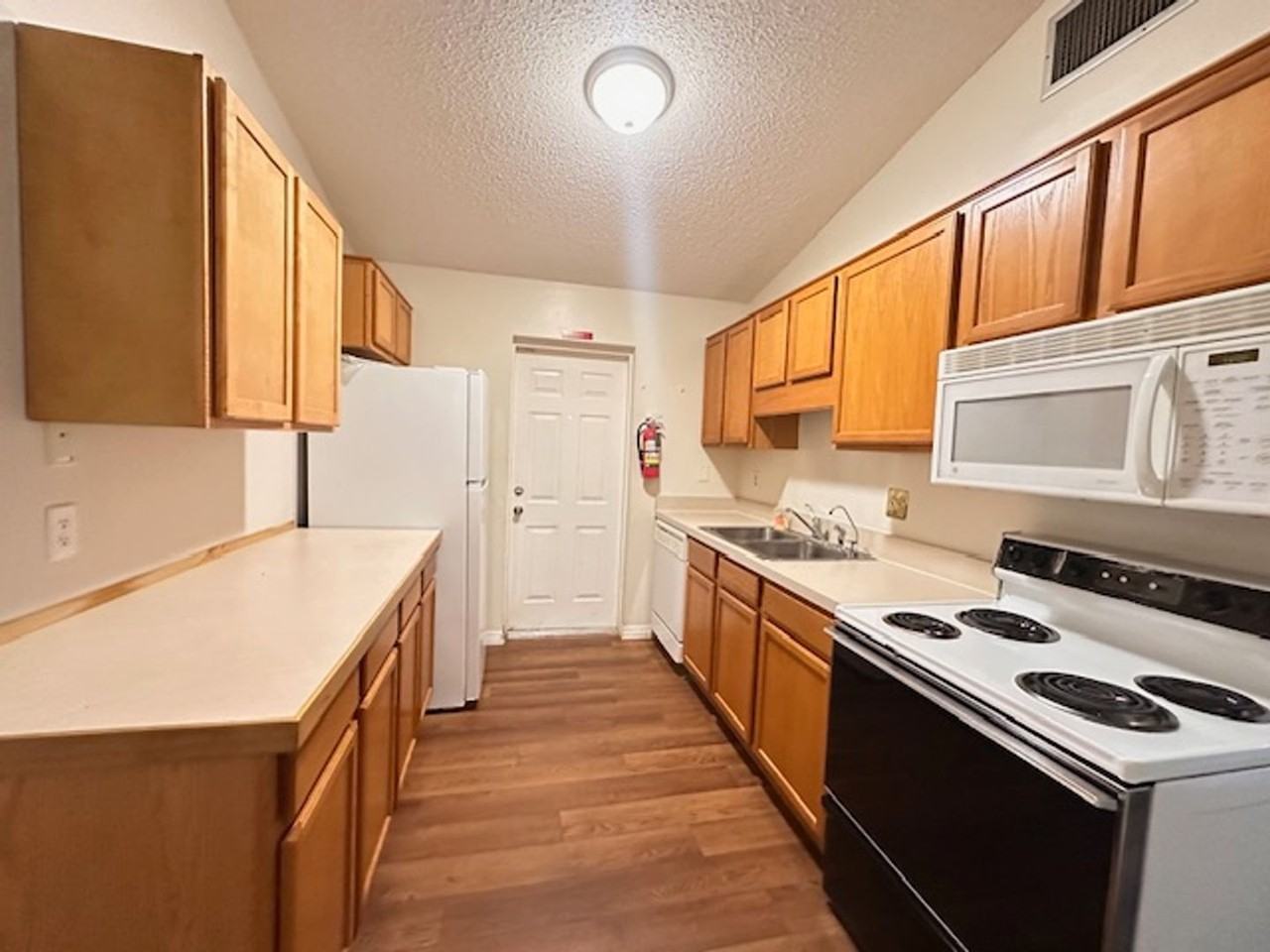 542 E Caroline St - Photo 3 of 11