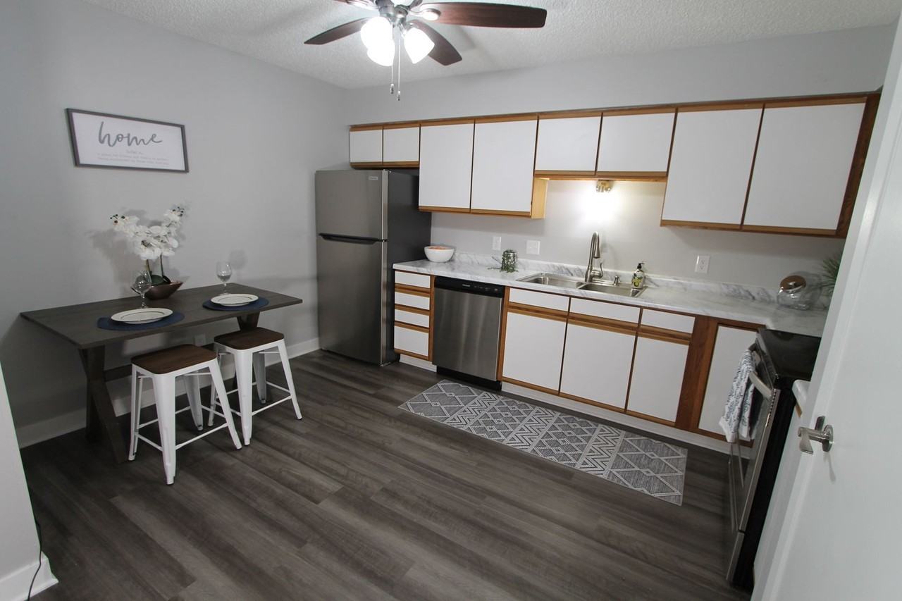The Cumberland of Columbus.  Modern look in a convenient location 1 & 2 bedroom apartments.  Pet friendly! - Photo 3 of 14