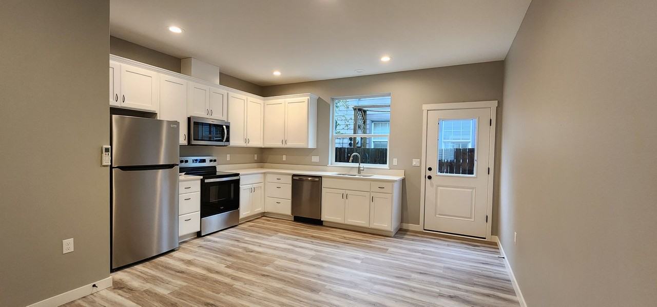 1421 McCoy Avenue NE - Photo 5 of 29
