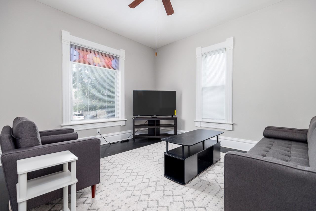 219 Summit St - Photo 4 of 13