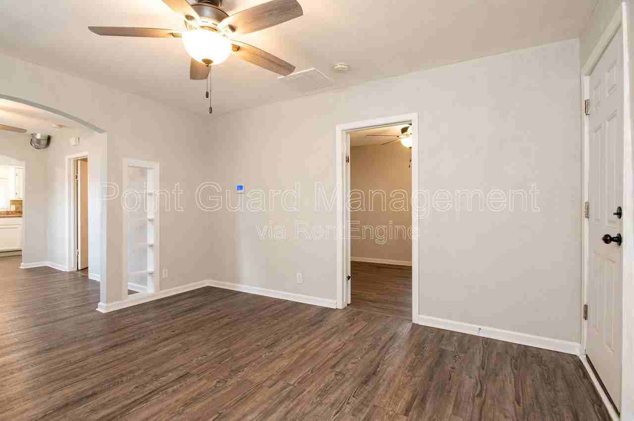 417 N Dodge Ave - Photo 2 of 30