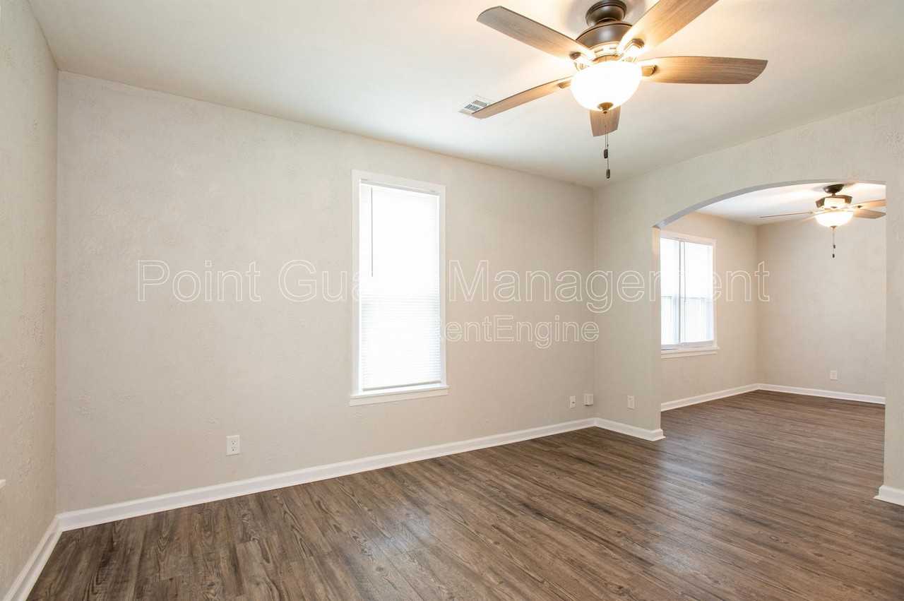 417 N Dodge Ave - Photo 3 of 30