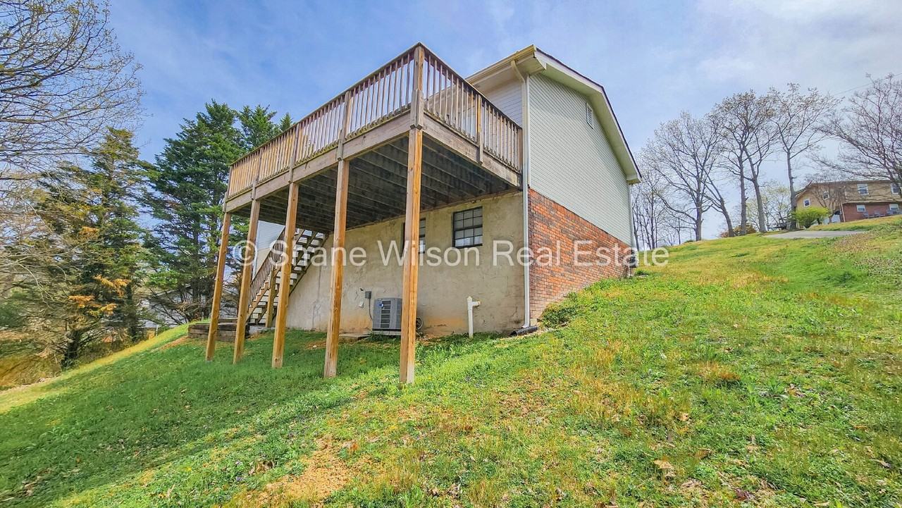 213 Ridgewood Cir - Photo 3 of 19