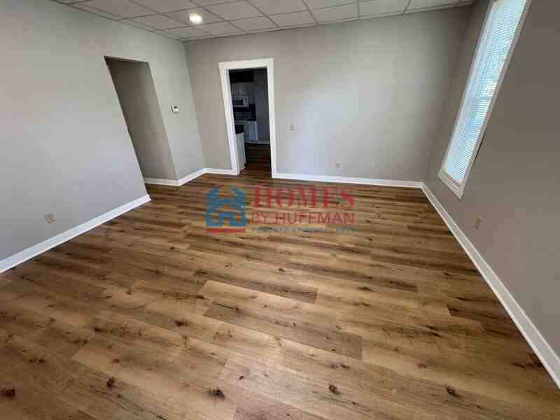 1101 W 3rd St - Photo 2 of 8