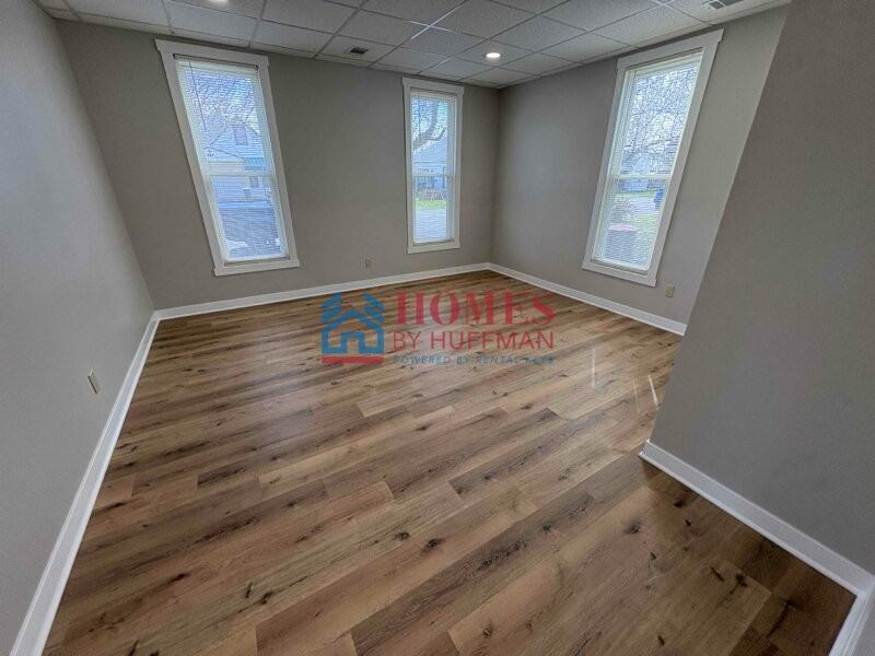 1101 W 3rd St - Photo 3 of 8