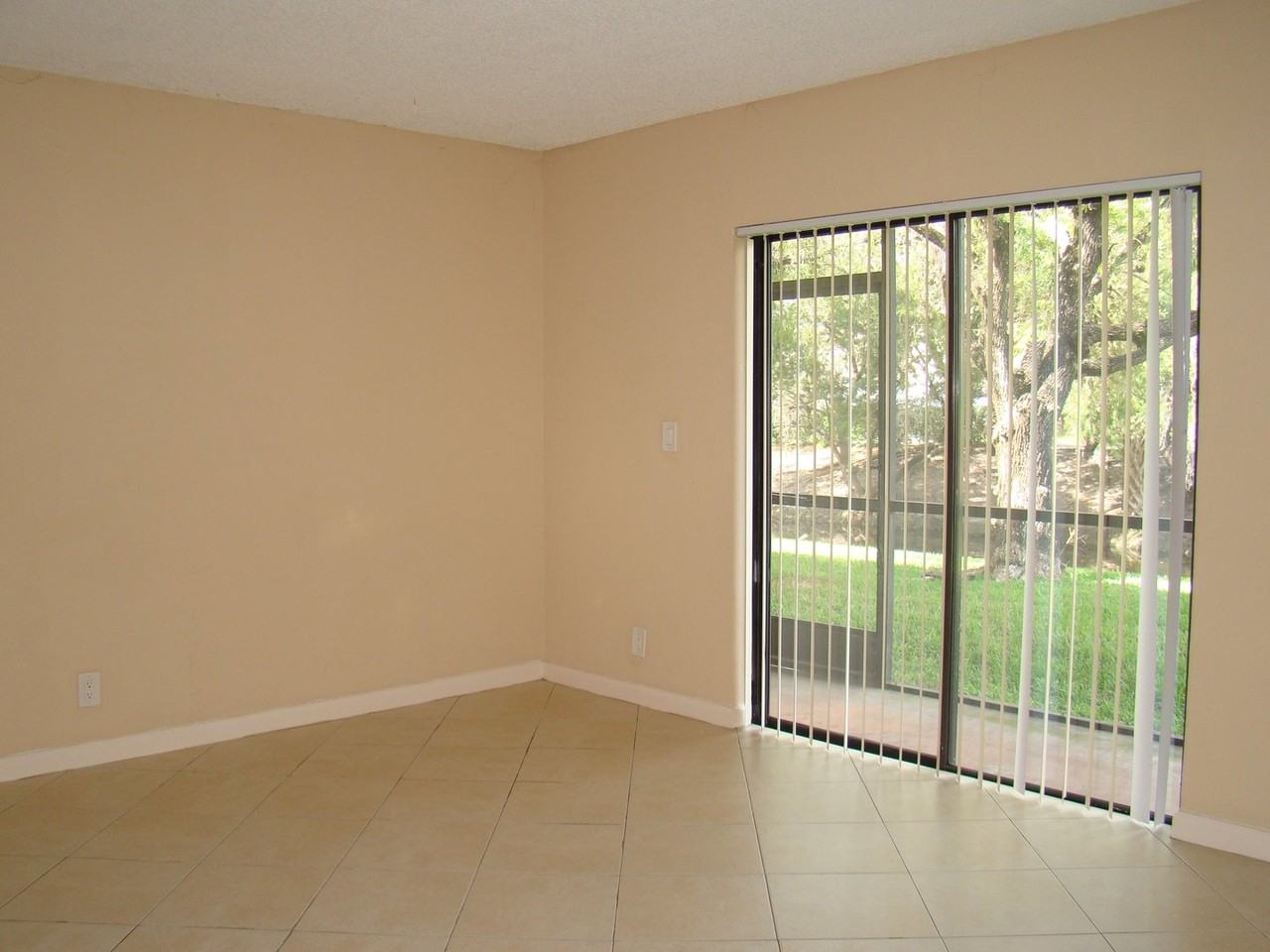11557 Nw 45th St - Photo 3 of 7