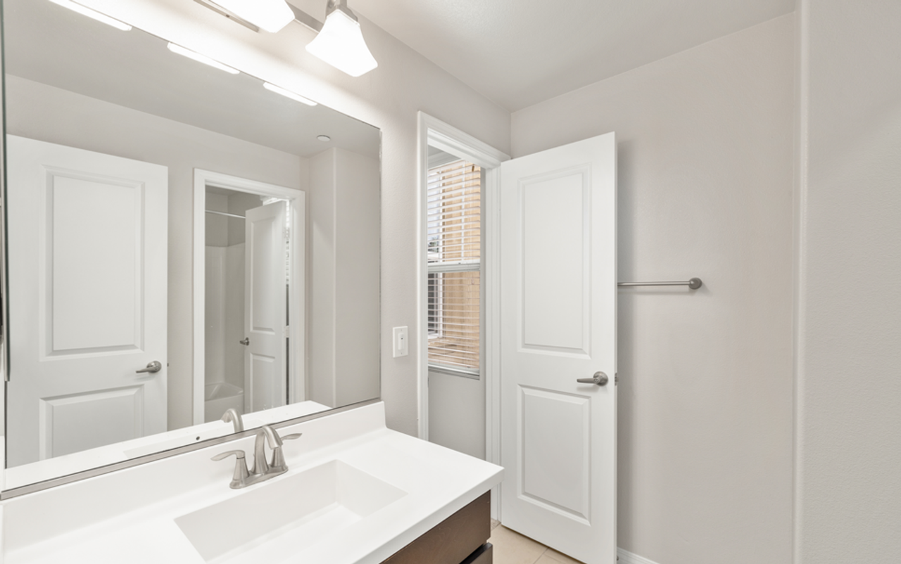 Costa Pointe Luxury 3 - Photo 6 of 10