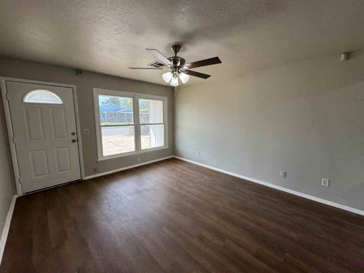 923 Sw 57th St - Photo 3 of 14