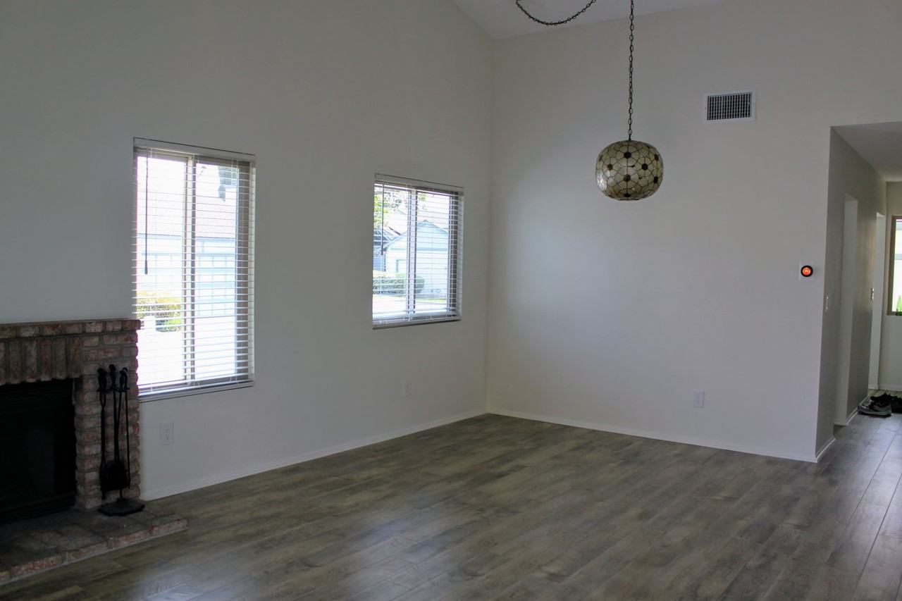 495 Bancroft Gln - Photo 2 of 11