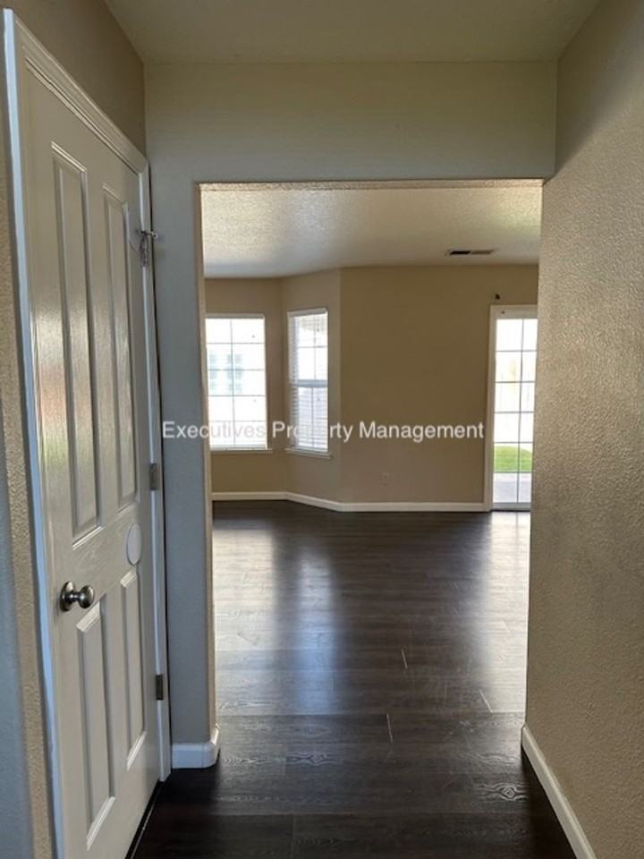 1103 Acapulco Ct - Photo 3 of 35