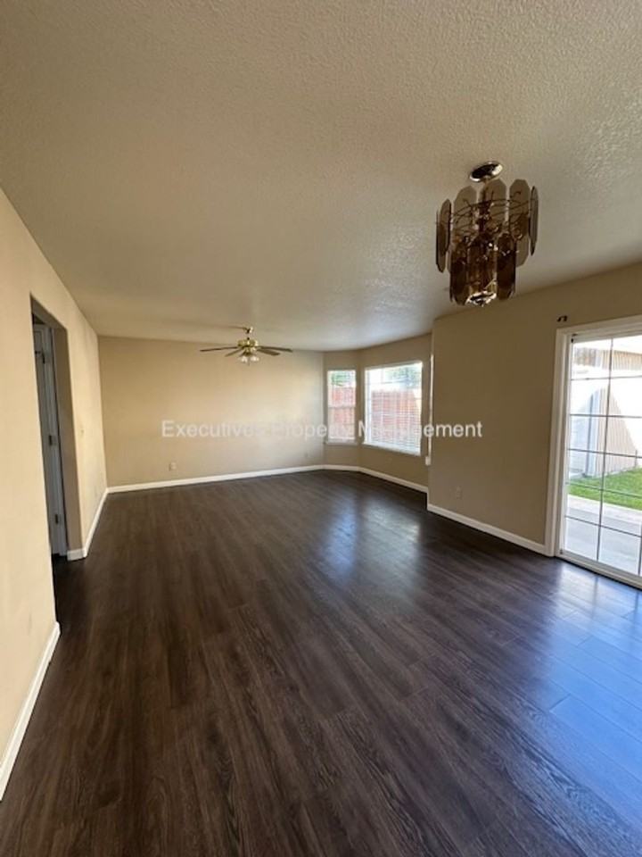 1103 Acapulco Ct - Photo 5 of 35