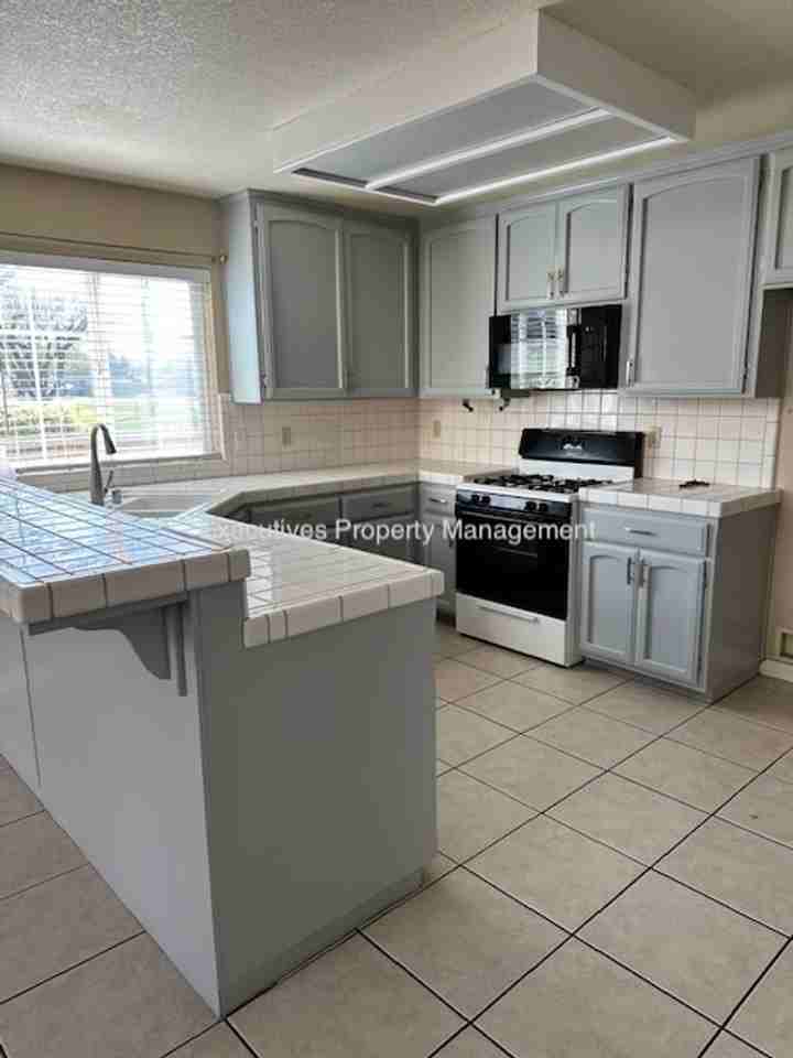 1103 Acapulco Ct - Photo 7 of 35