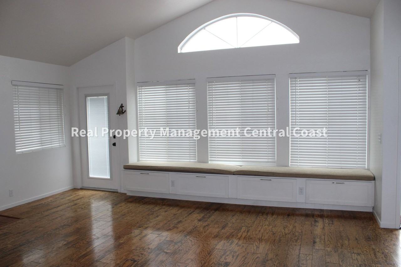 360 Harbor View Ave - Photo 3 of 12