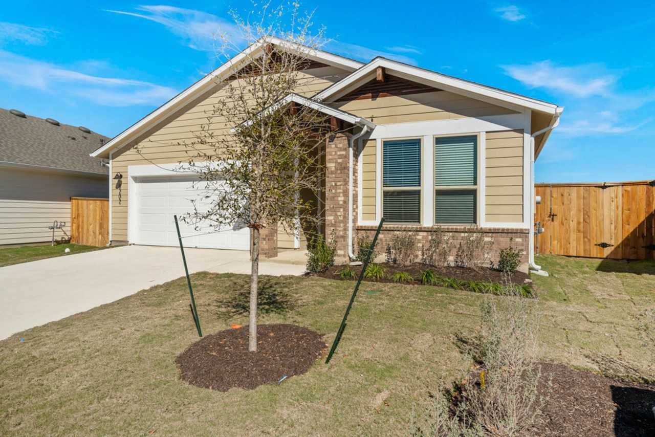 8202 Dampton Ln - Photo 3 of 25